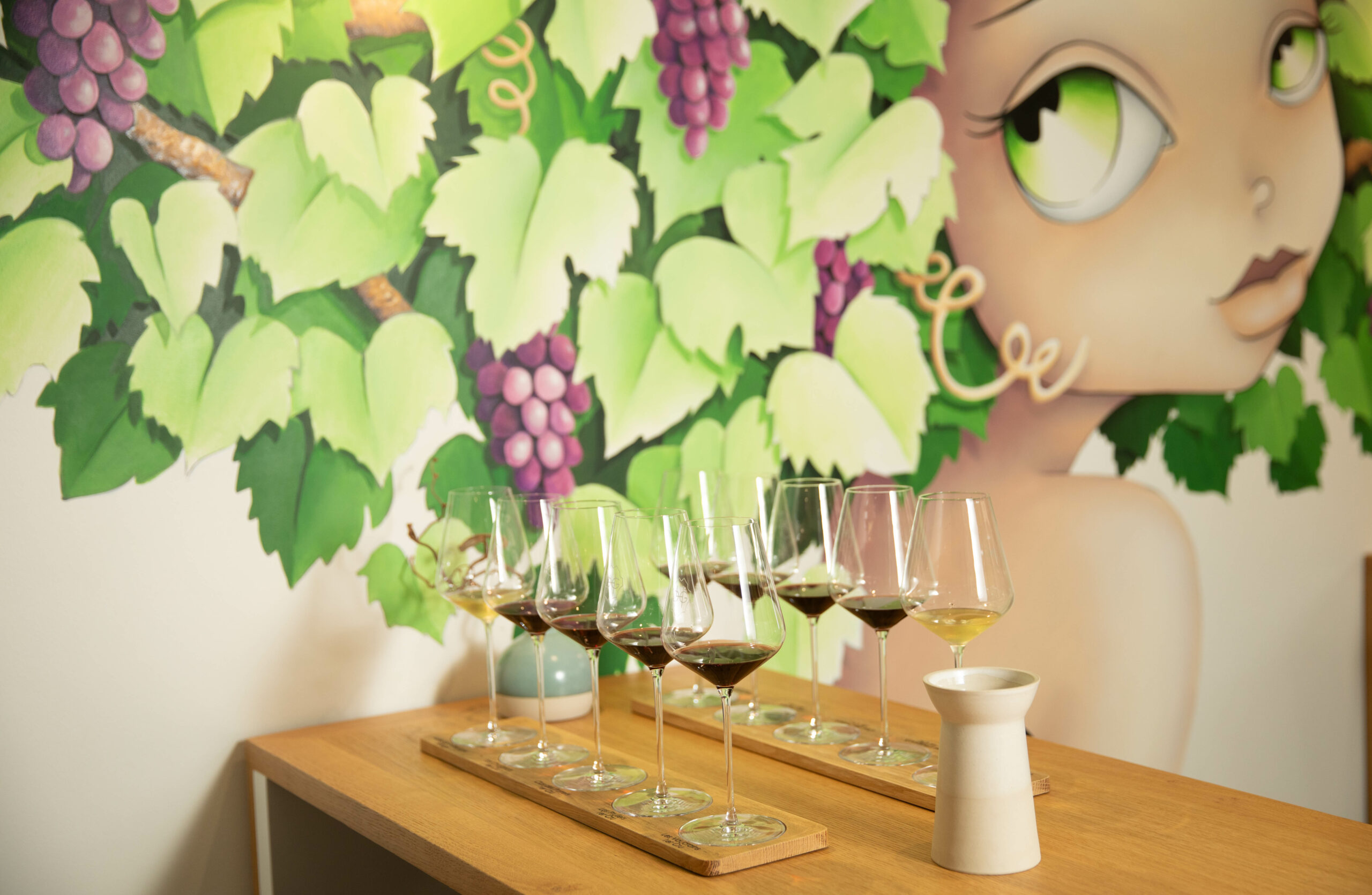 Espace de dégustation avec fresque de Vinie